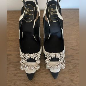 BRAND NEW Sling back flower strass heels